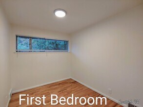 16532 Beach Dr NE in Lake Forest Park, WA - Building Photo - Building Photo