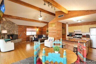 1087 Driftwind Dr in Canyon Lake, TX - Building Photo - Building Photo