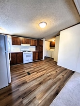 2500 Mann Rd in Village of Clarkston, MI - Foto de edificio - Building Photo