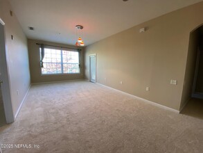 7990 Baymeadows Cir E in Jacksonville, FL - Foto de edificio - Building Photo