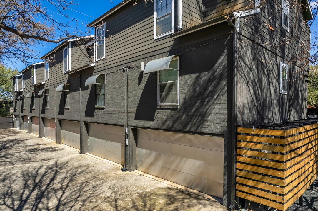 Parkwood Place Condos in Dallas, TX - Building Photo