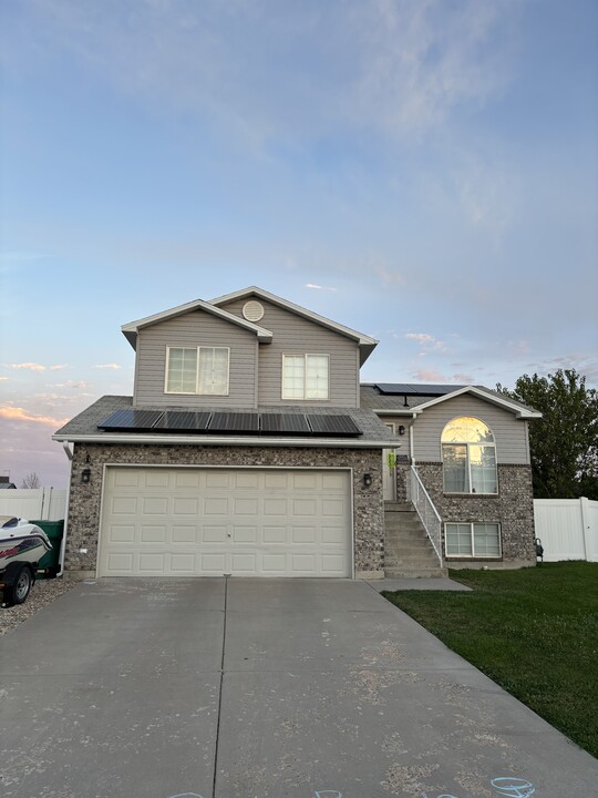 5085 S Vista Dr in Roy, UT - Foto de edificio