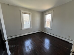 56 Thompson St in Milford, CT - Foto de edificio - Building Photo