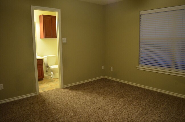 Available August 2026! 4 Bed/4 Bath Less t in College Station, TX - Building Photo - Building Photo