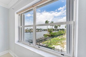 1839 Middle River Dr, Unit 100 in Fort Lauderdale, FL - Foto de edificio - Building Photo