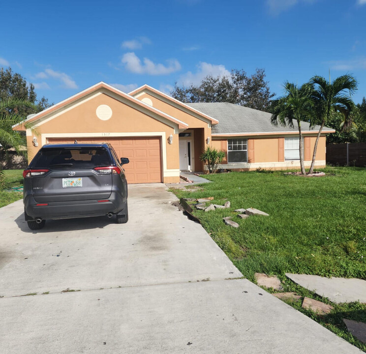 1317 SE Laconia Ln in Port St. Lucie, FL - Building Photo