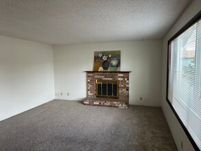 2227 6th St in Springfield, OR - Building Photo - Building Photo
