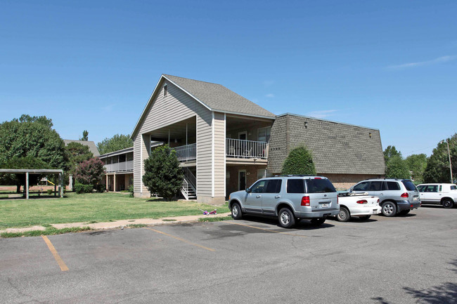 West Oaks Apartments in El Reno, OK - Building Photo - Building Photo