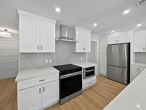 5742 Ludington Dr in Houston, TX - Building Photo - Building Photo