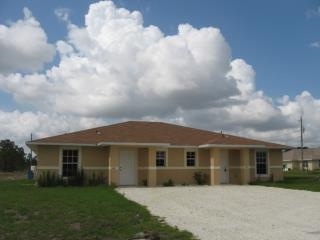 801 Meadow Rd in Lehigh Acres, FL - Foto de edificio