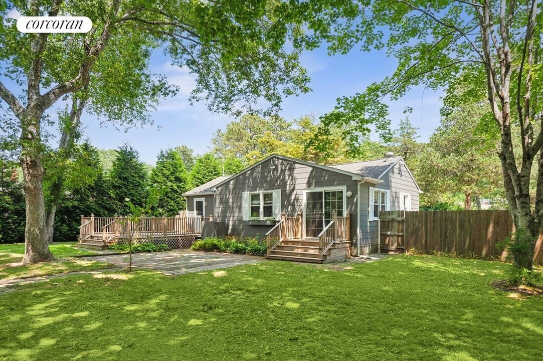 4 East End Ave in East Quogue, NY - Building Photo