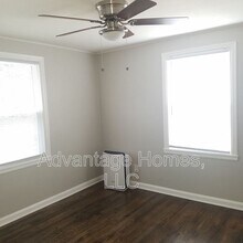 413 E 63rd Terrace in Kansas City, MO - Foto de edificio - Building Photo
