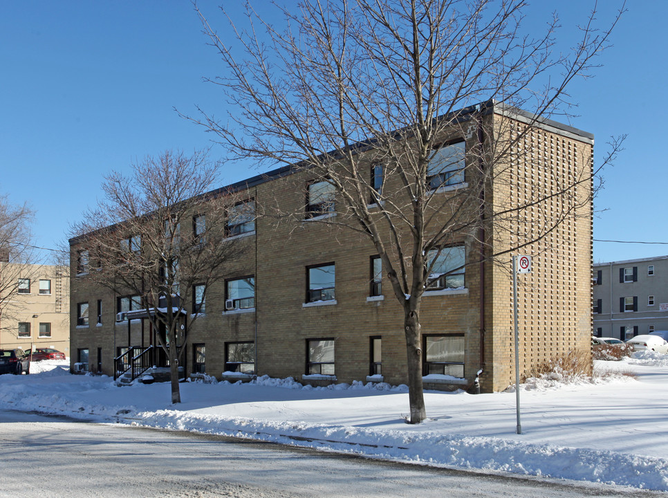 8 Lake Shore Dr in Toronto, ON - Building Photo