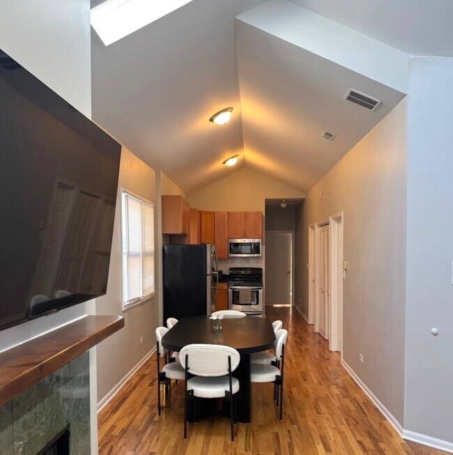 1445 W Walton St in Chicago, IL - Building Photo - Building Photo