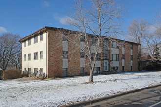 5640 7th St NE in Fridley, MN - Foto de edificio - Building Photo