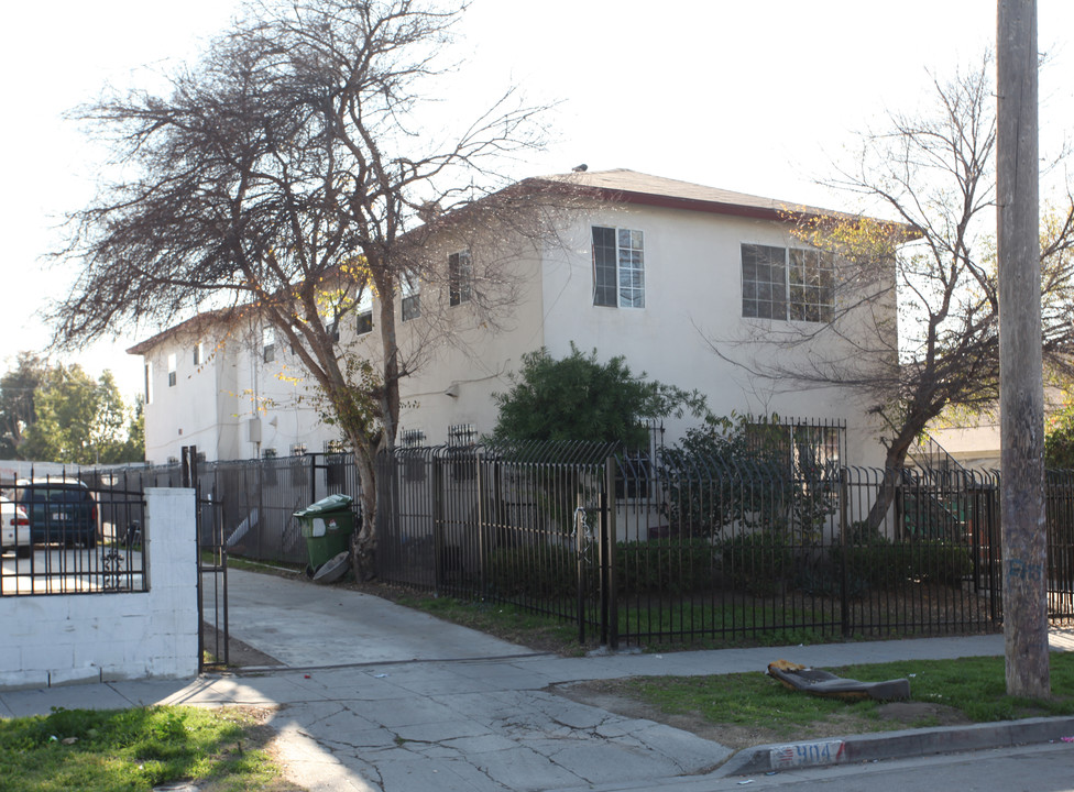 906 W 62nd St in Los Angeles, CA - Building Photo