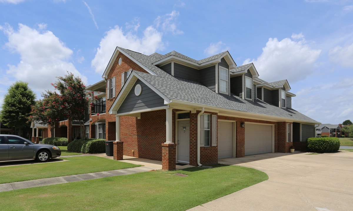Barrington Place in Montgomery, AL - Building Photo