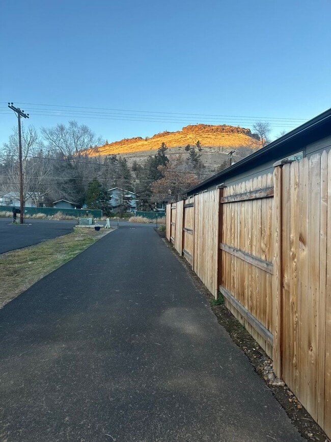 1560 SW Park Dr in Prineville, OR - Building Photo - Building Photo