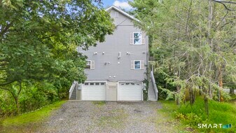 815 S Pine Creek Rd in Fairfield, CT - Building Photo