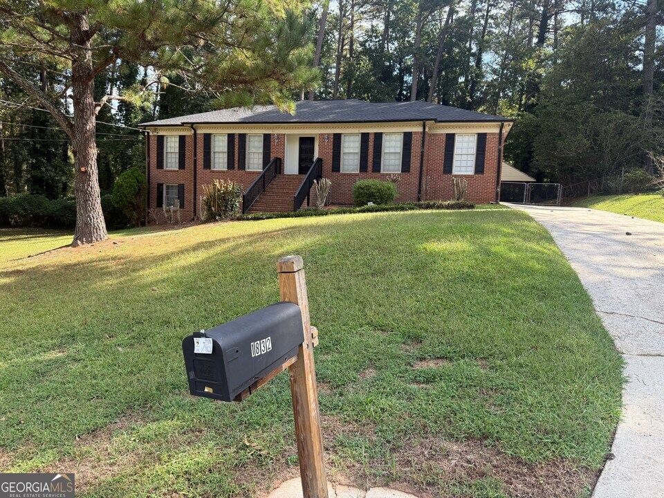 1832 King George Ln SW in Atlanta, GA - Building Photo
