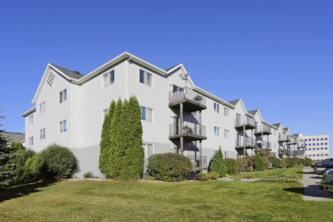 Dakota Park Apartments in Fargo, ND - Foto de edificio