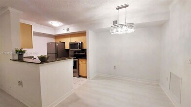 2457 Centergate Dr in Miramar, FL - Building Photo - Building Photo