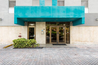 Island Place in Bay Harbor Islands, FL - Foto de edificio - Building Photo