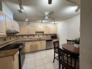 8003 Ambach Way in Hypoluxo, FL - Foto de edificio - Building Photo