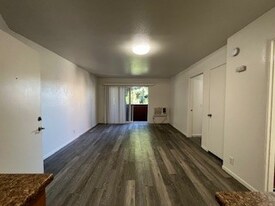 4688 Huntington Dr S in Los Angeles, CA - Building Photo