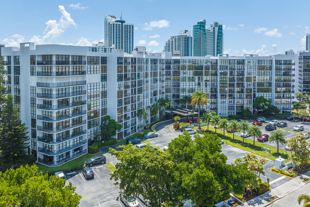 Oceanview Park in Hollywood, FL - Building Photo