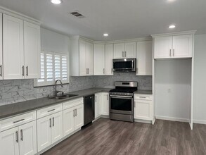 14706 Cohasset St in Los Angeles, CA - Building Photo - Building Photo