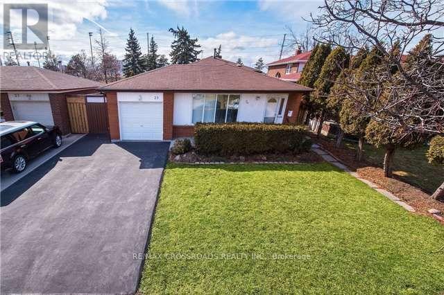25 Glebe Crescent in Brampton, ON - Building Photo - Building Photo