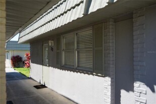 201 Kings Blvd in Sun City Center, FL - Building Photo