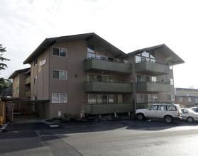 Estada Apartments in Seattle, WA - Building Photo - Building Photo