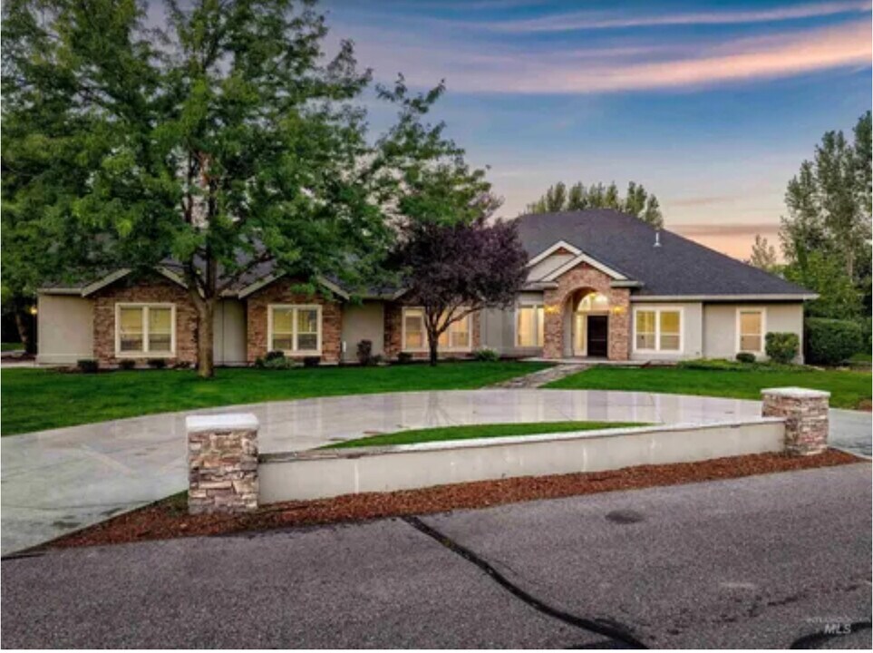 103 S Alder Ln in Eagle, ID - Building Photo