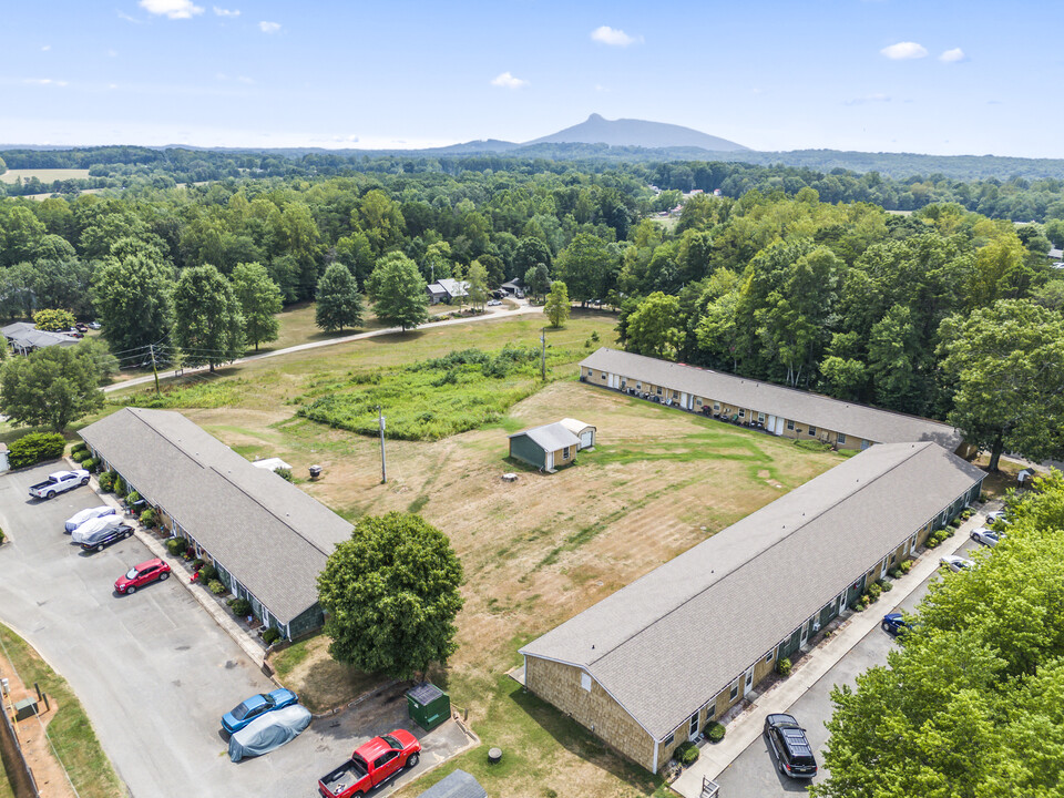 3985 NC 268 Hwy in Pilot Mountain, NC - Building Photo