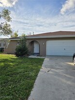 333 Tudor Dr in Cape Coral, FL - Building Photo