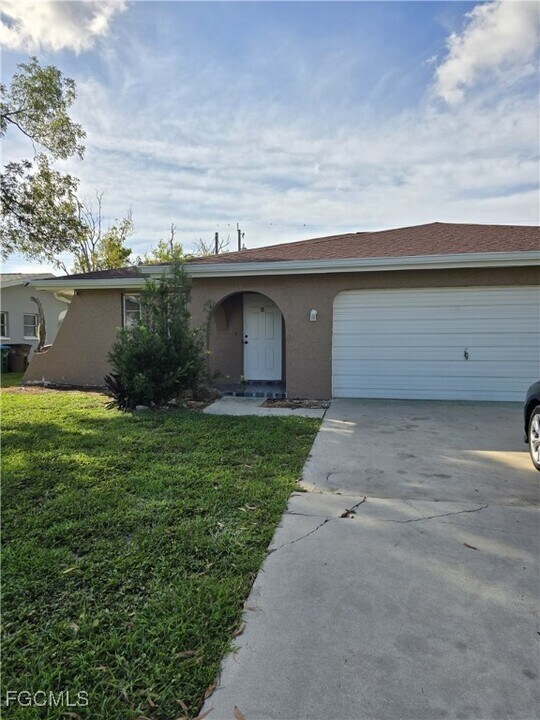 333 Tudor Dr in Cape Coral, FL - Building Photo