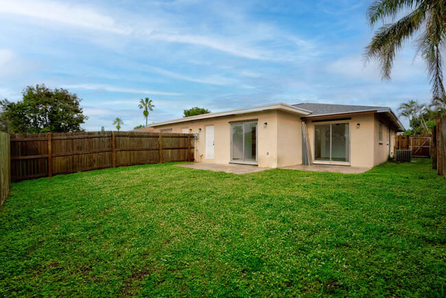 4698 Arthur St in Palm Beach Gardens, FL - Building Photo - Building Photo