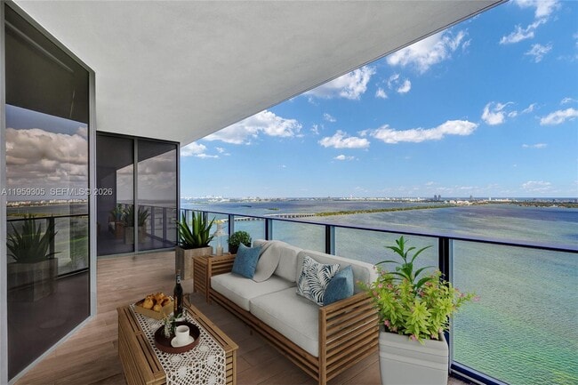 700 NE 24th St, Unit 2803 in Miami, FL - Foto de edificio - Building Photo