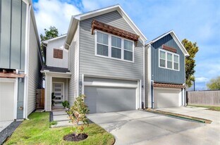 704 Pinemont Dr in Houston, TX - Building Photo