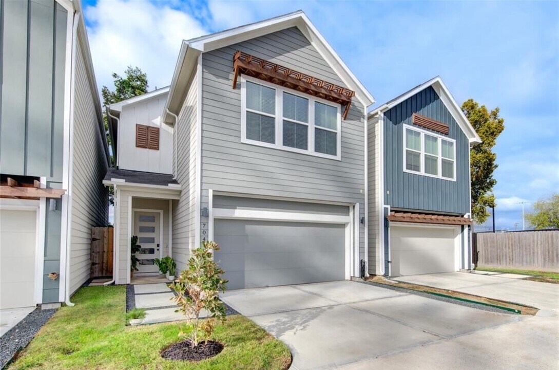 704 Pinemont Dr in Houston, TX - Building Photo
