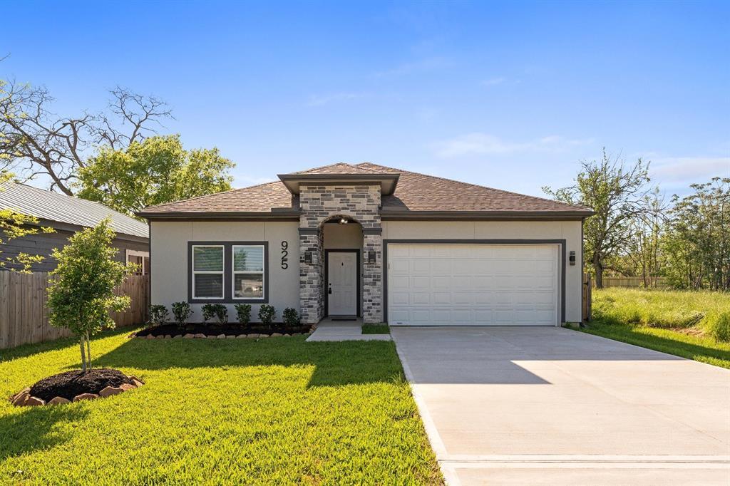 925 2nd St in Hempstead, TX - Building Photo