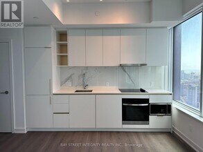 8-5118 Wellesley St W in Toronto, ON - Building Photo - Building Photo
