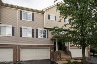 1890 Fredericksburg Ln in Aurora, IL - Building Photo