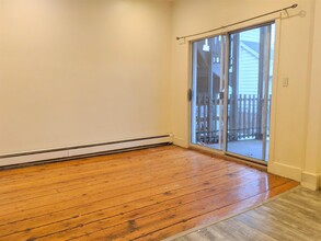 8 Evergreen Sq, Unit 1 in Somerville, MA - Foto de edificio - Building Photo