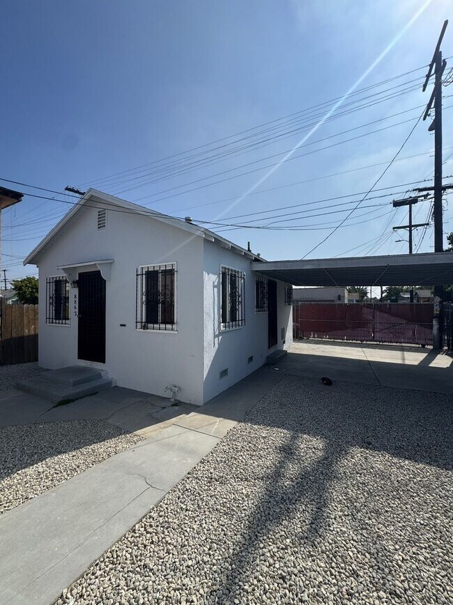 8860 S Central Ave in Los Angeles, CA - Building Photo - Building Photo