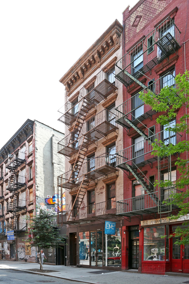 240 Elizabeth St in New York, NY - Building Photo - Building Photo