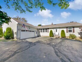 72 Pistapaug Rd in North Branford, CT - Building Photo