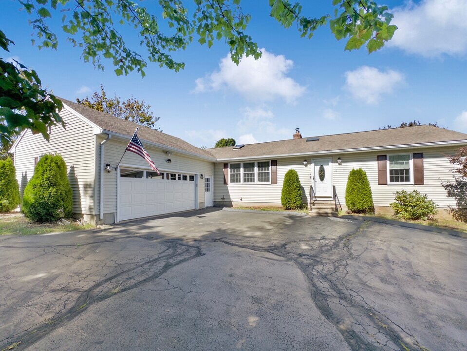 72 Pistapaug Rd in North Branford, CT - Building Photo